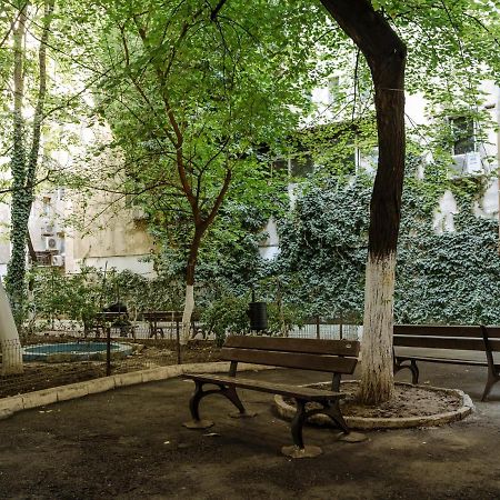 Old Town Historic Apartment With Backyard Mini Park بوخارست المظهر الخارجي الصورة