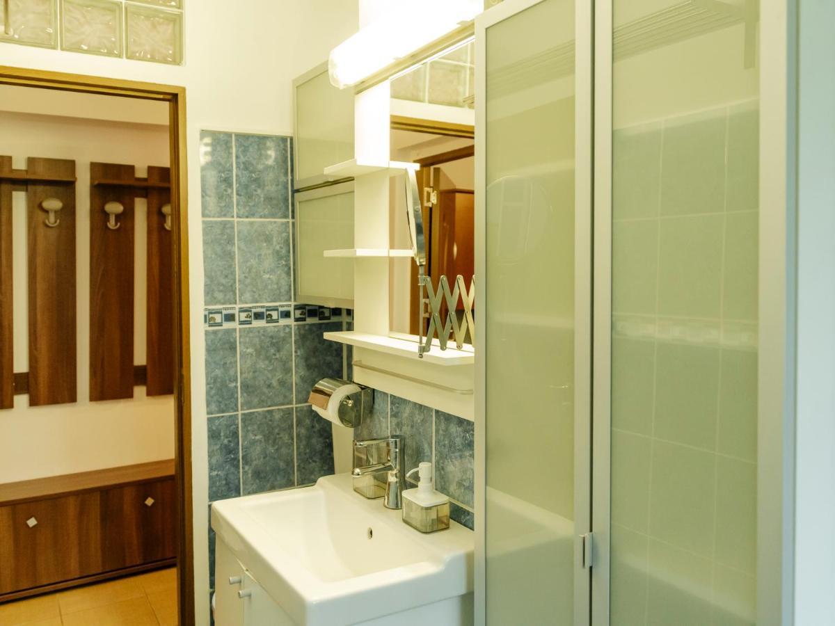 Old Town Historic Apartment With Backyard Mini Park بوخارست المظهر الخارجي الصورة