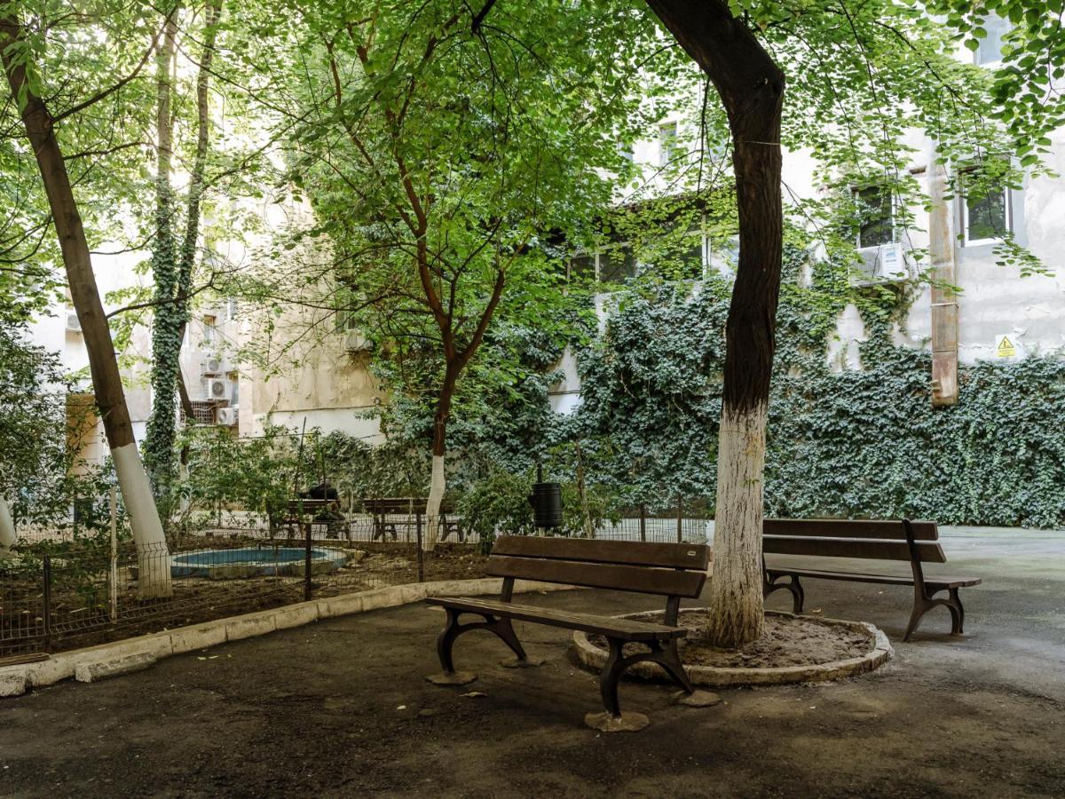 Old Town Historic Apartment With Backyard Mini Park بوخارست المظهر الخارجي الصورة
