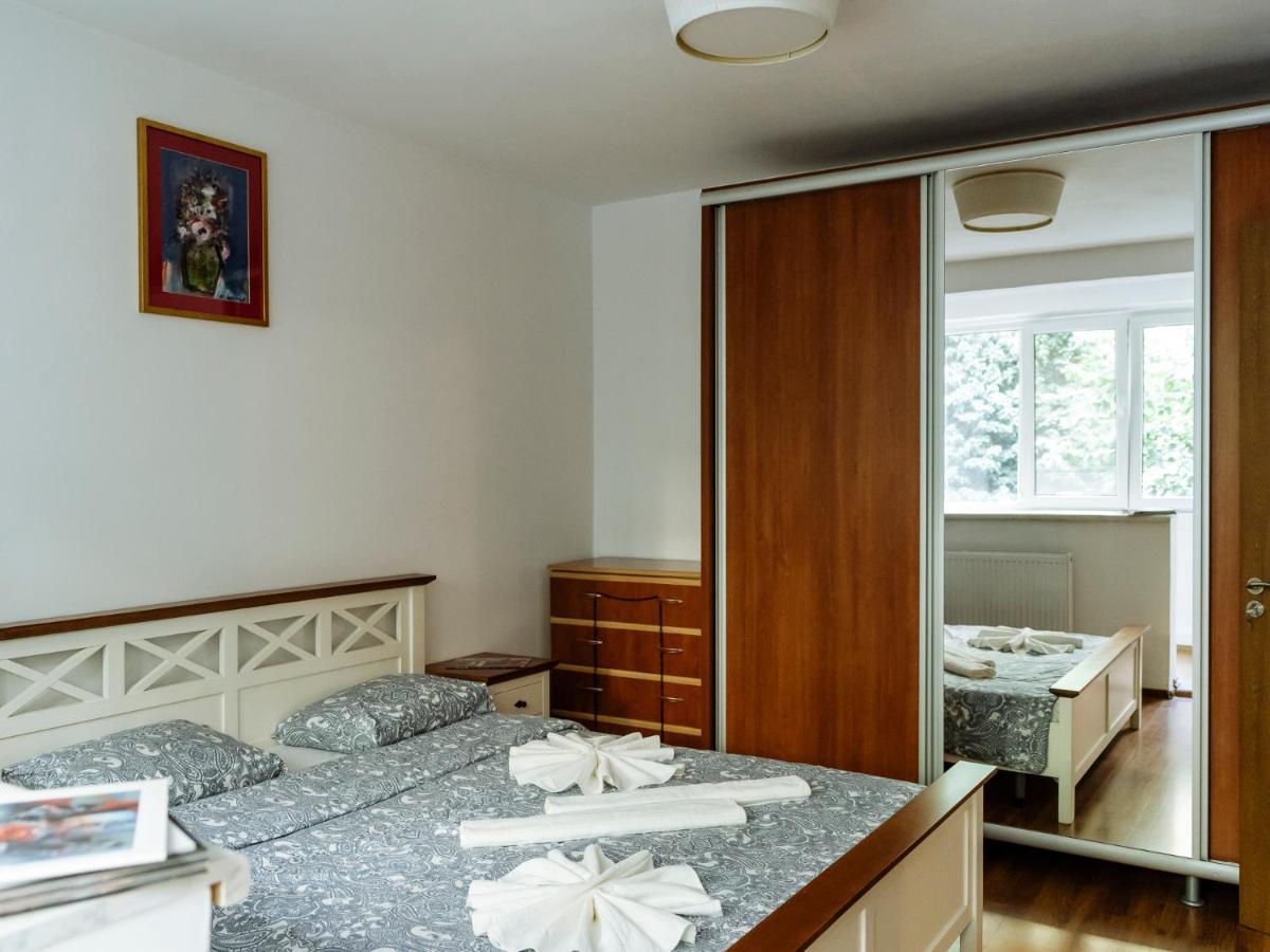 Old Town Historic Apartment With Backyard Mini Park بوخارست المظهر الخارجي الصورة