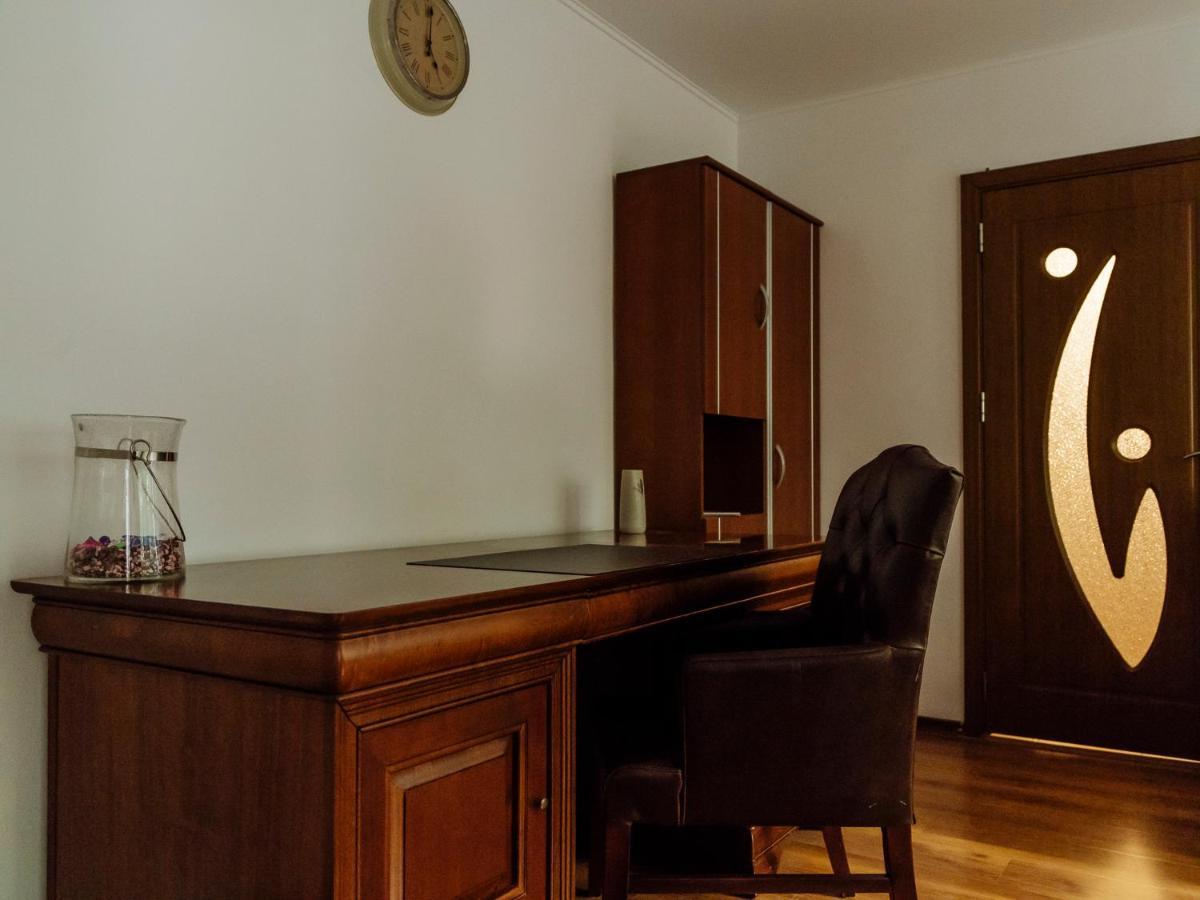 Old Town Historic Apartment With Backyard Mini Park بوخارست المظهر الخارجي الصورة