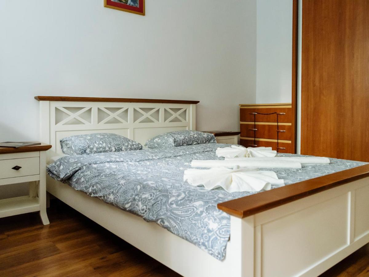 Old Town Historic Apartment With Backyard Mini Park بوخارست المظهر الخارجي الصورة