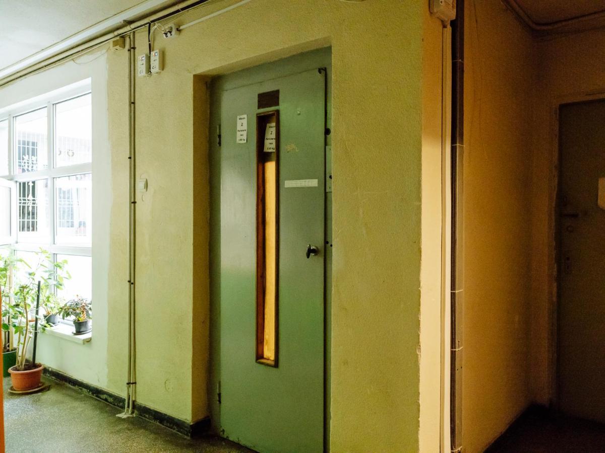 Old Town Historic Apartment With Backyard Mini Park بوخارست المظهر الخارجي الصورة