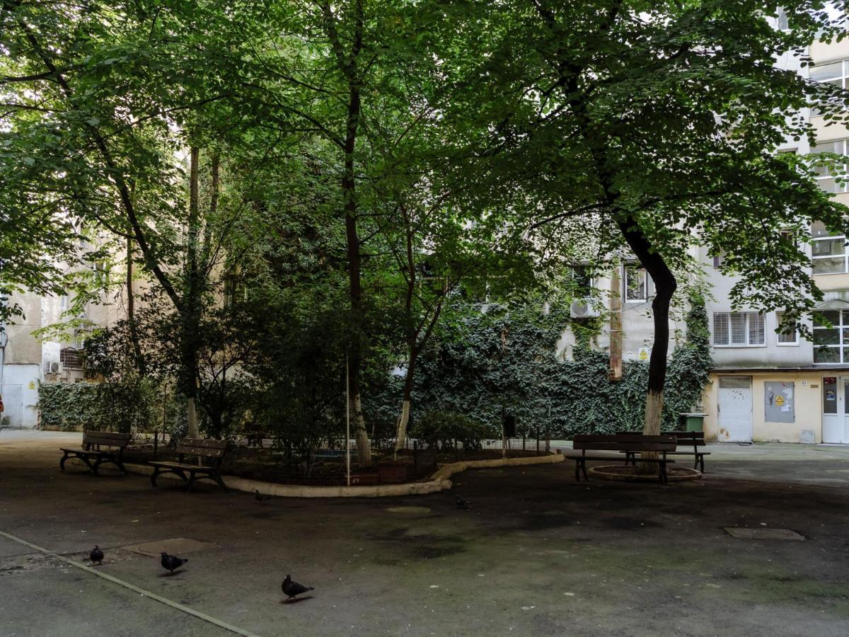 Old Town Historic Apartment With Backyard Mini Park بوخارست المظهر الخارجي الصورة