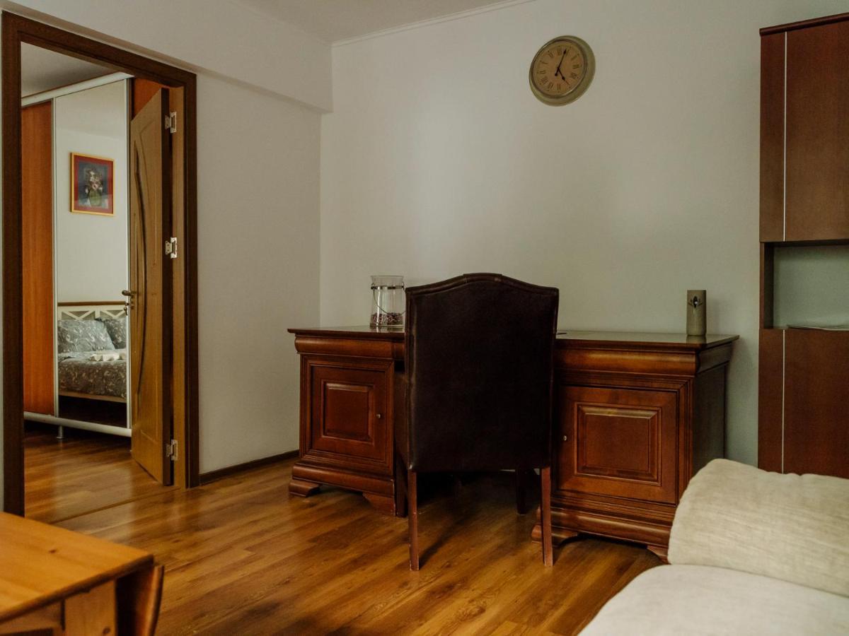 Old Town Historic Apartment With Backyard Mini Park بوخارست المظهر الخارجي الصورة