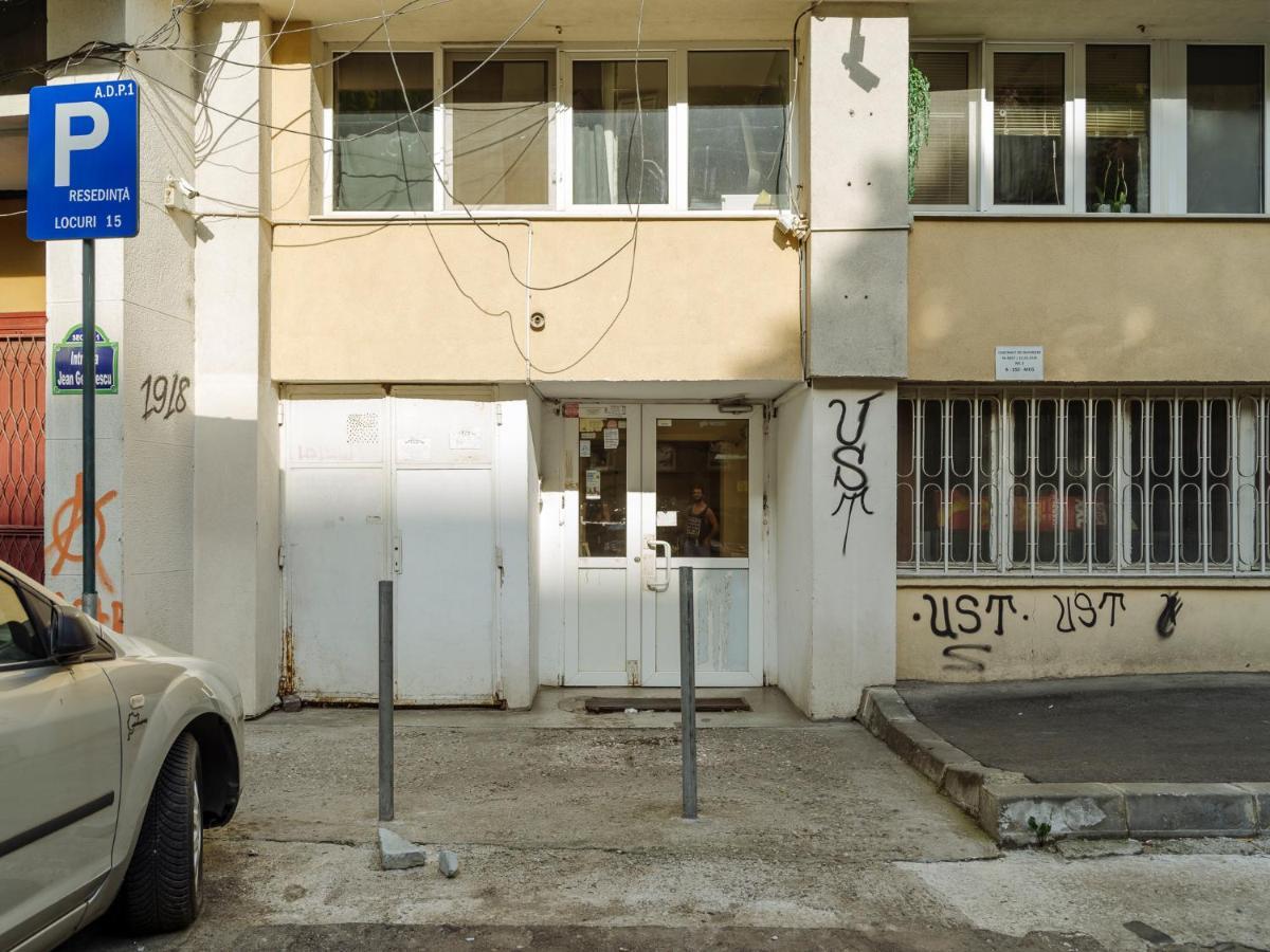Old Town Historic Apartment With Backyard Mini Park بوخارست المظهر الخارجي الصورة