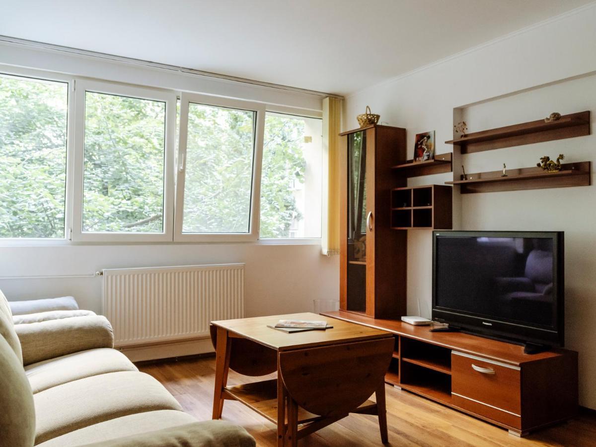 Old Town Historic Apartment With Backyard Mini Park بوخارست المظهر الخارجي الصورة