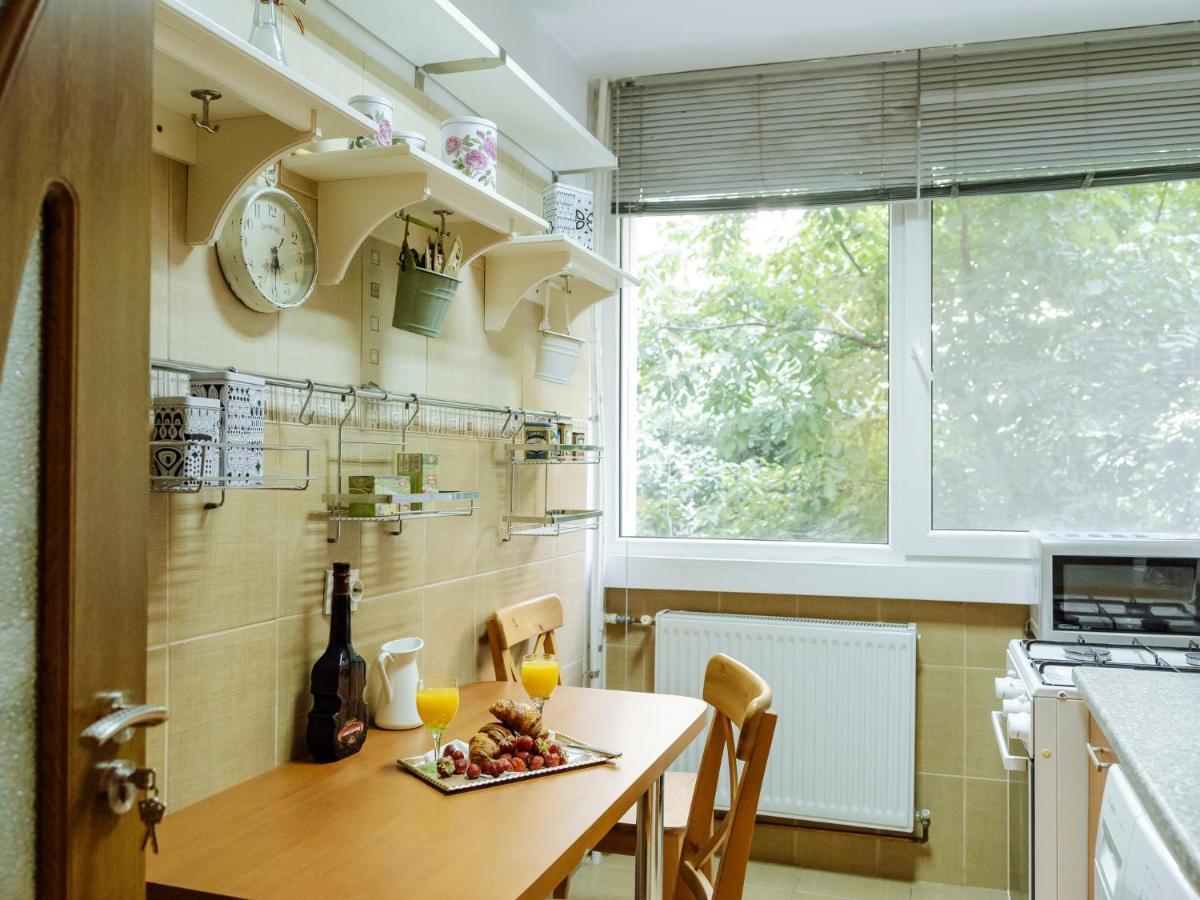 Old Town Historic Apartment With Backyard Mini Park بوخارست المظهر الخارجي الصورة