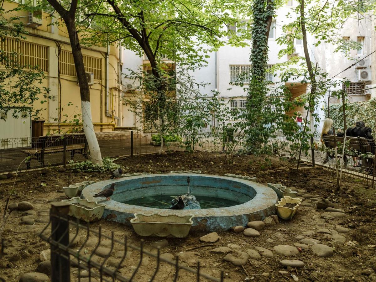 Old Town Historic Apartment With Backyard Mini Park بوخارست المظهر الخارجي الصورة