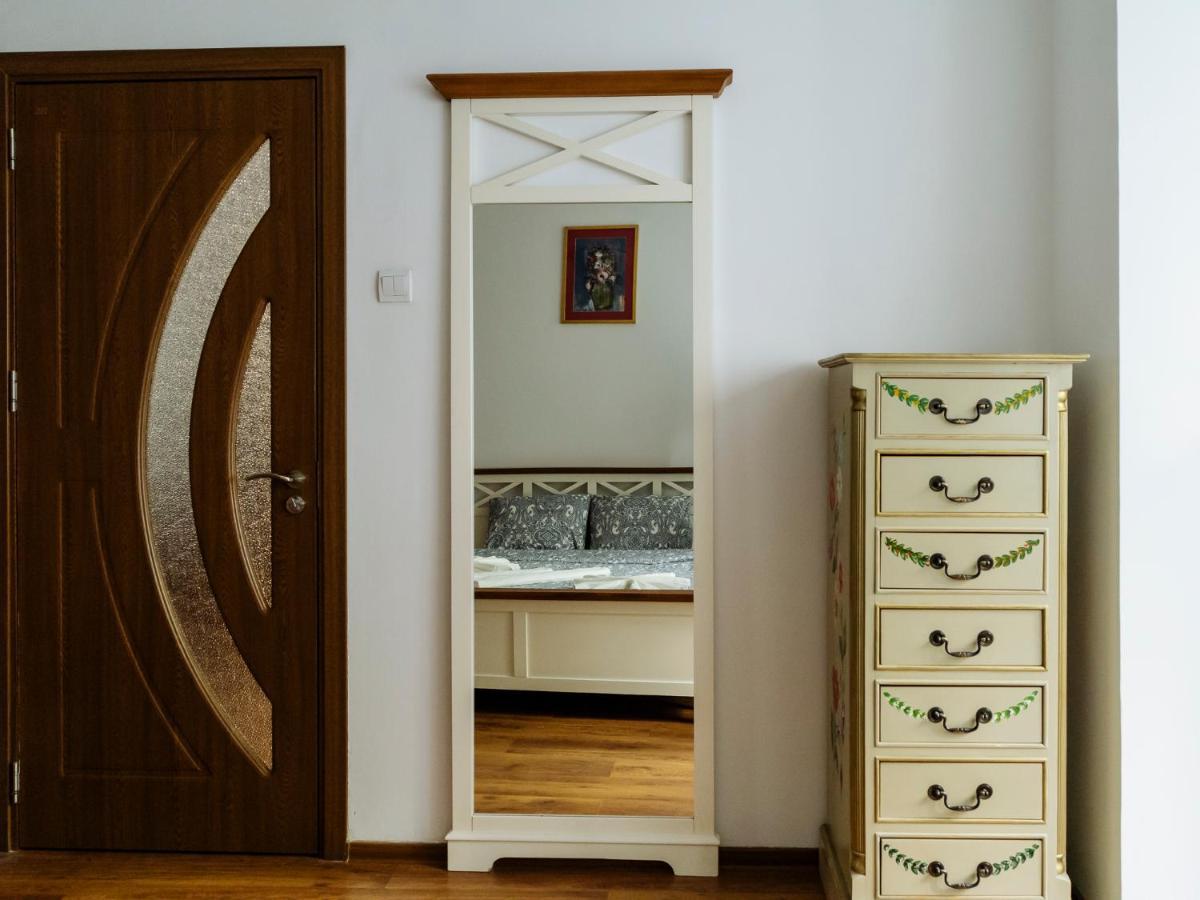 Old Town Historic Apartment With Backyard Mini Park بوخارست المظهر الخارجي الصورة