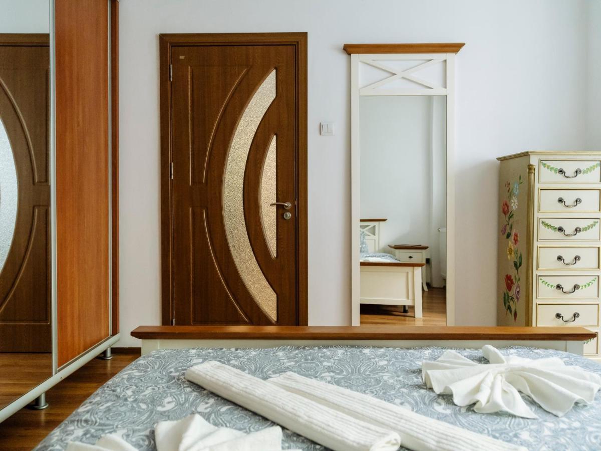 Old Town Historic Apartment With Backyard Mini Park بوخارست المظهر الخارجي الصورة